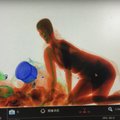 VIDEO | Lollus ruudus! Naine ronis üllataval põhjusel rongijaamas koos käekotiga läbi röntgenmasina