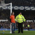PILTUUDIS | Kliimaaktivist aheldas end Premier League'i mängu ajal väravaposti külge