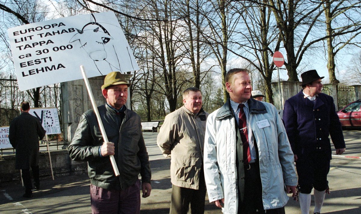 Toompeal 2002. aastal protestinud põllumehed andsid Pat Coxile üle pöördumise Euroopa Liitu astumise kohta.