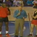 VIDEO: Väärt kaader: Charlie Sheen võttis 1986. aastal korvpallis mõõtu Michael Jordani endaga!