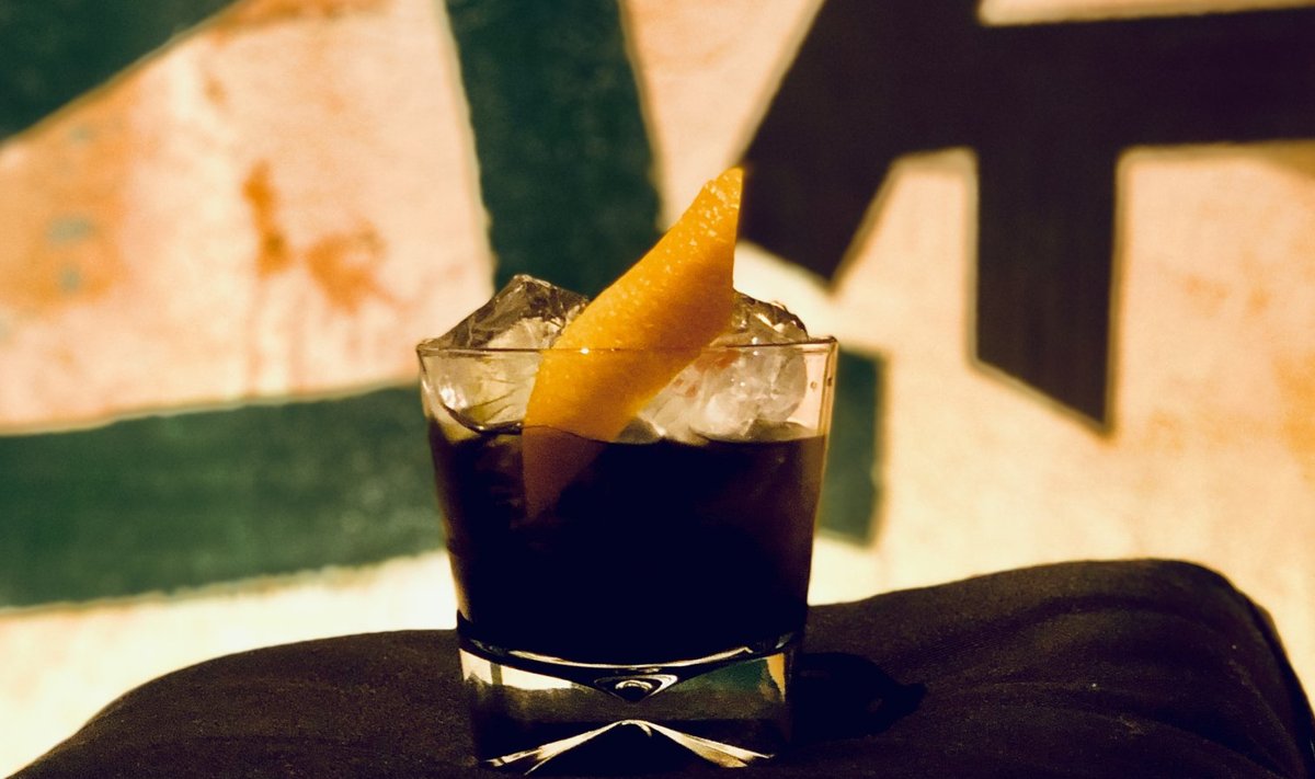 Mustad kokteilid: üks jook eri klaasid või eri joogid musta värvi?