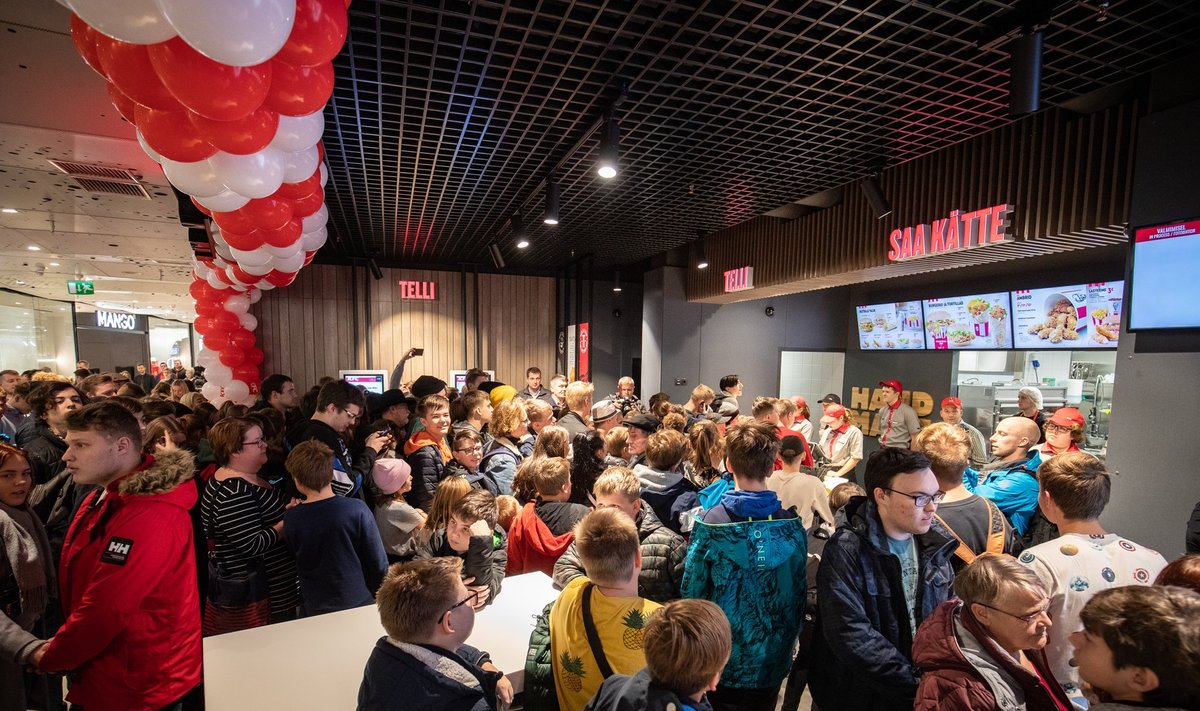 KFC Ülemiste keskuse restoran oli avamispäeval puupüsti inimesi täis.