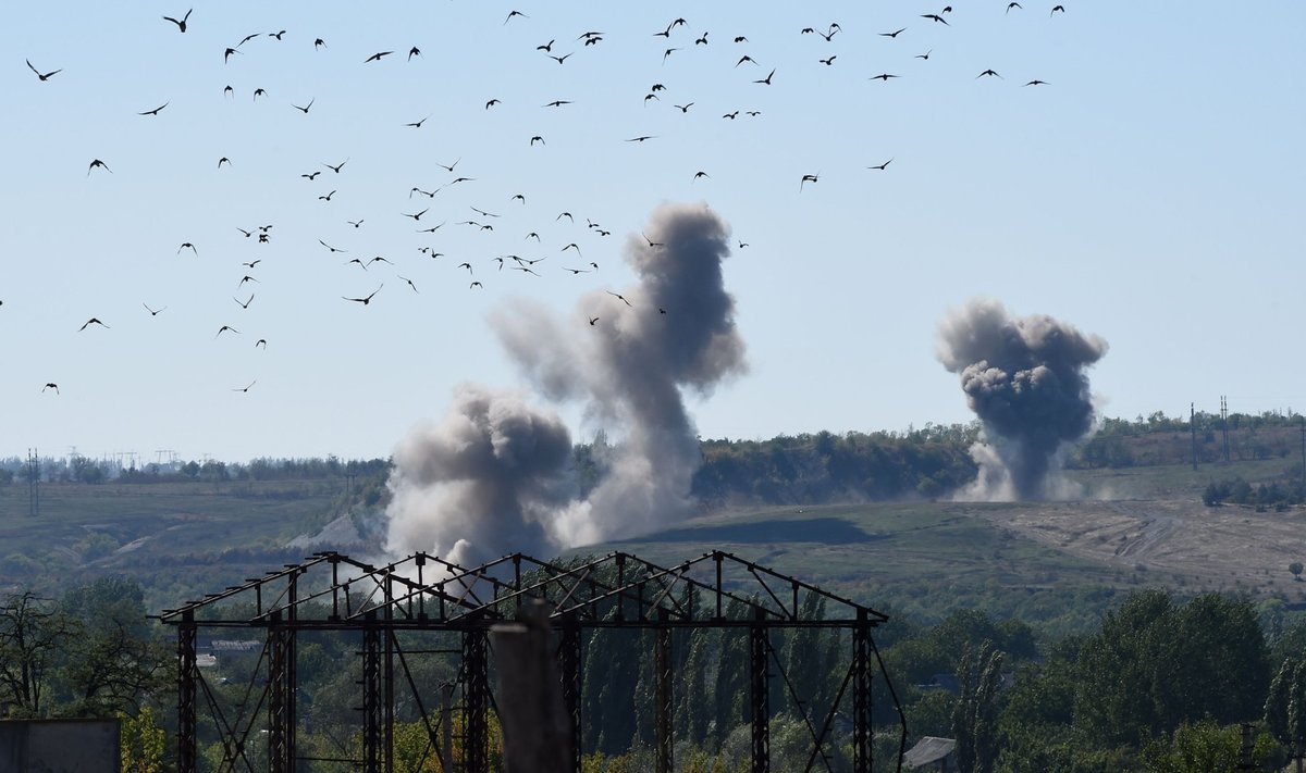 Иллюстративное фото. Разрывы снарядов под Зуевкой 18 сентября, 50 км от Донецка.