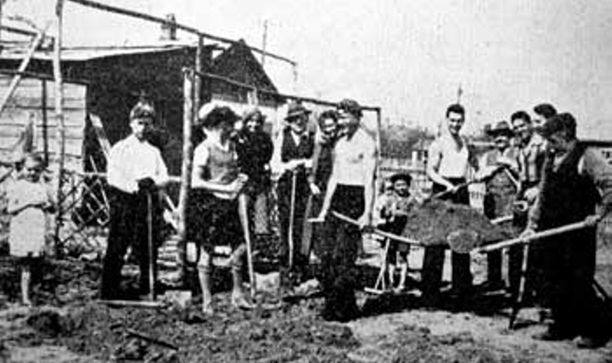 SPORDILEMBESED: Harbiini eestlased ehitavad endale spordiväljakut (1938). repro