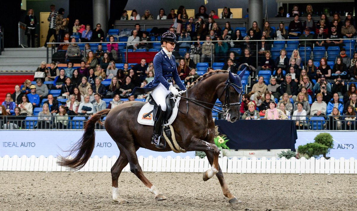 Dina Ellermann hobusega Finalist.