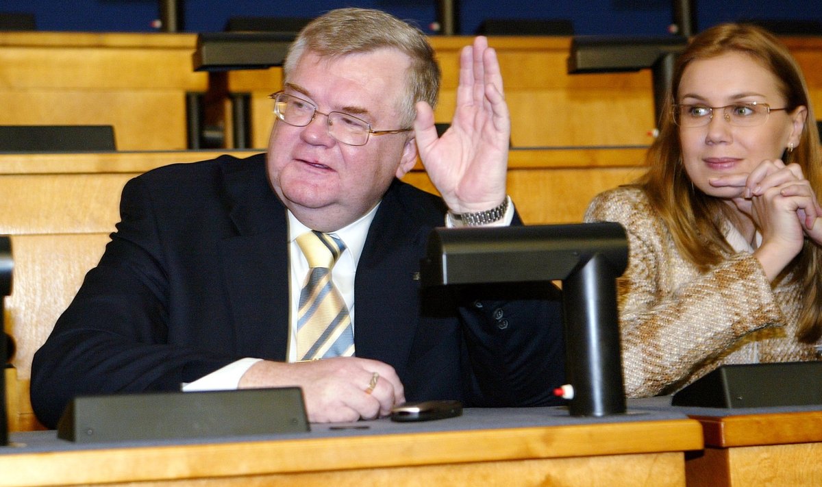 Erakonna peasekretär ja parteijuhi Edgar Savisaare n-ö parem käsi oli aastatel 2003–2007 Kadri Simson, kes jäi eile kahjuks kommentaarideks tabamatuks. 