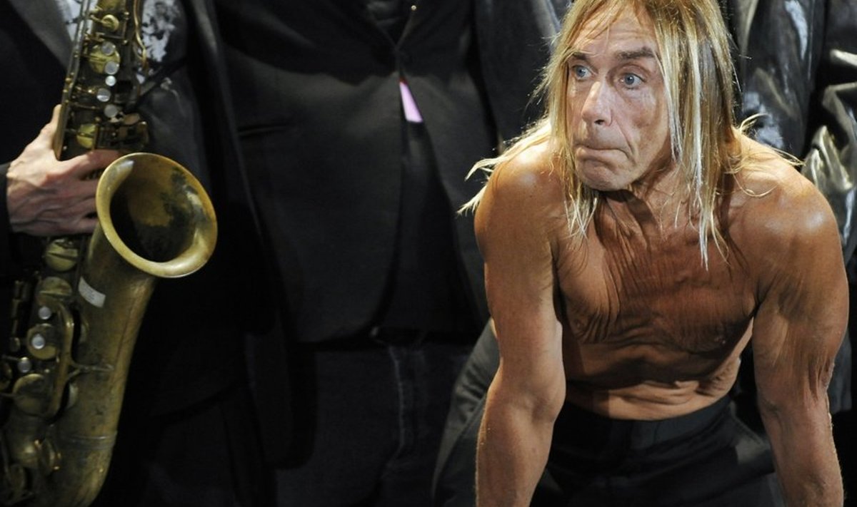 Iggy Pop from the Rock and Roll Hall of Fame inductee band The Stooges poses backstage during the 25th annual Rock and Roll Hall of Fame induction ceremony at the Waldorf Astoria Hotel in New York, March 15, 2010.   REUTERS/Shannon Stapleton  (UNITED STATES - Tags: ENTERTAINMENT)