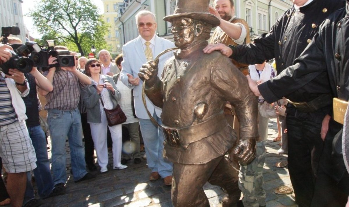 Tallinna linnapea Edgar Savisaar täna korstnapühkija skulptuuri avamisel.