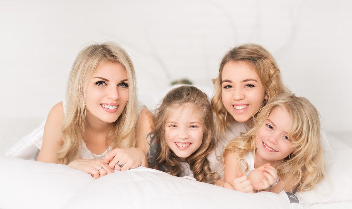 Анна Микконен с дочерьми