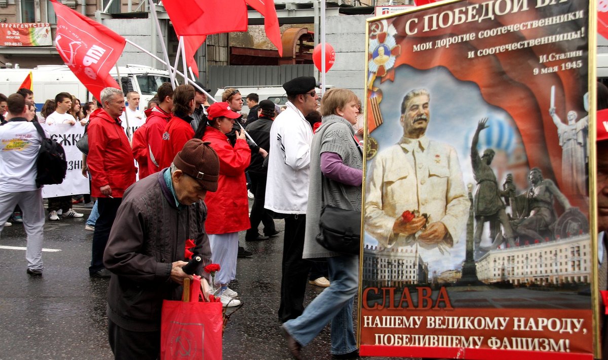 Kommunist Moskvas oma iidoli ees
