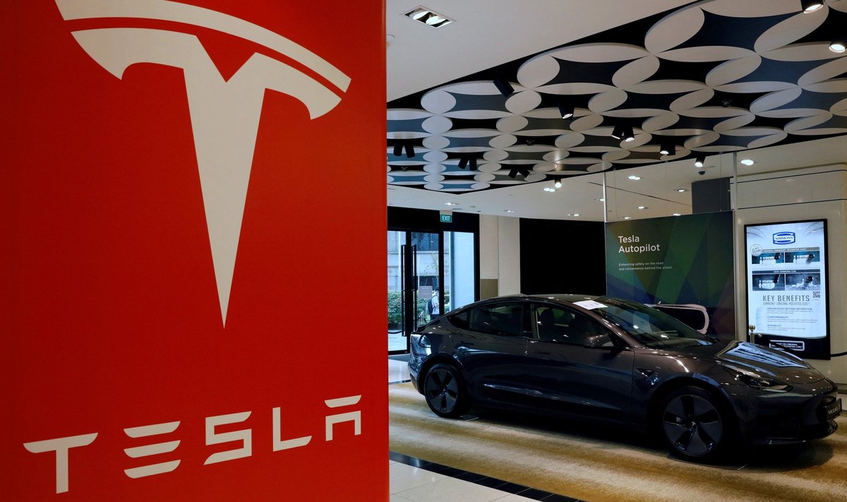 Elektriautode tootja Tesla plaanib kärpida tööjõudu.