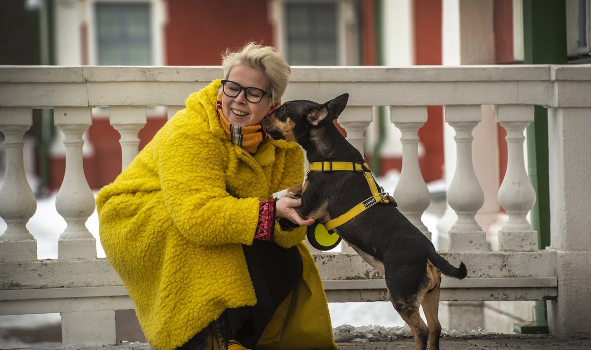 Tiina Kukk ja bullterjer Alma