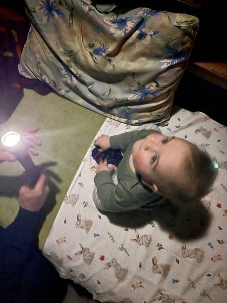 VARJENDIS: Evgeni toona 8kuune poeg, keda varjendis lõbustada püütakse.