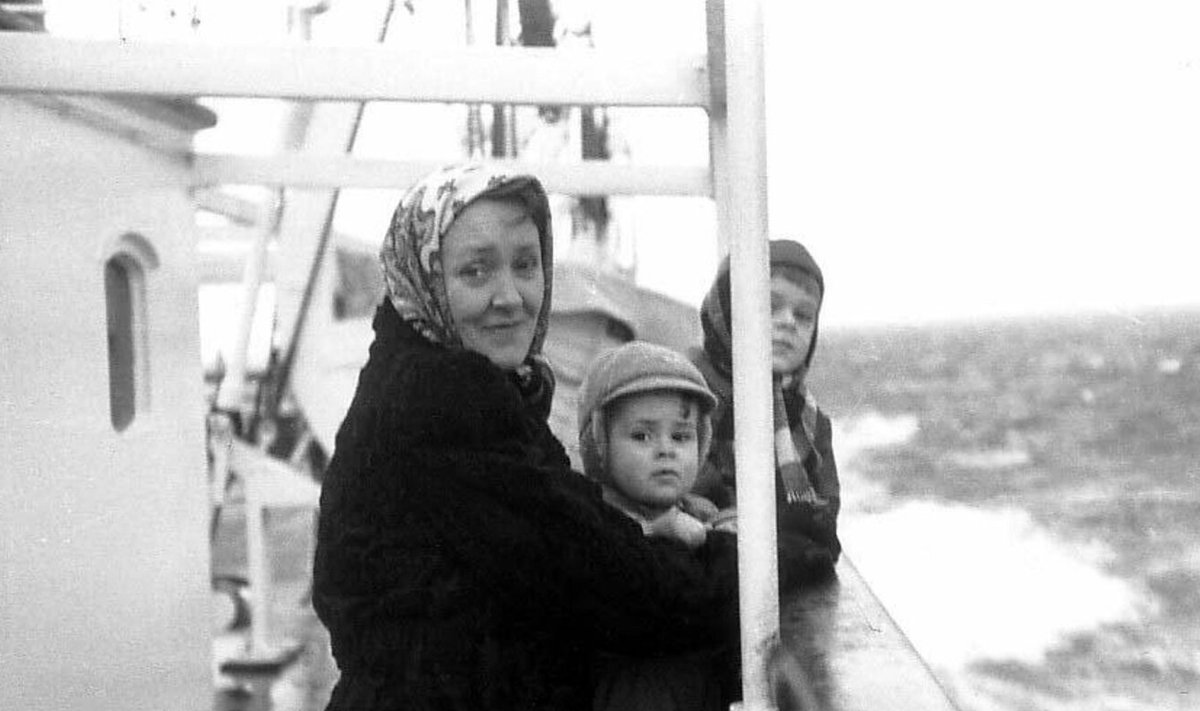 Rootsi folklaulja Birgit Ridderstedt 1950. aastal koos lastega teel USAsse.(Foto: Wikimedia Commons)