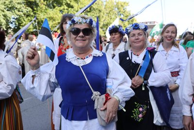 Kui ikka peole, siis pärg põhe ja lipp kätte!