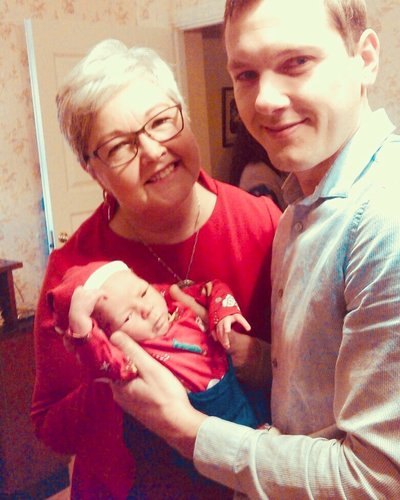 Vanaema Katrin enda poja ja pojapojaga, 2017