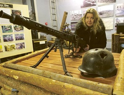 Kuulipildujaga MG 42 tulistab  video­ekraanile Ivika Maidre  Sinimägede  muuseumist.