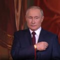ФОТО | Путин не тот? Подозрительно: в 2021 году президент РФ был в том же костюме и с той же свечой на Пасху, что в 2022-м