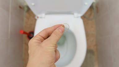 Kuum Tinderi kohting võttis ootamatu pöörde: peale raju seksi avastasin tualetist abielusõrmuse