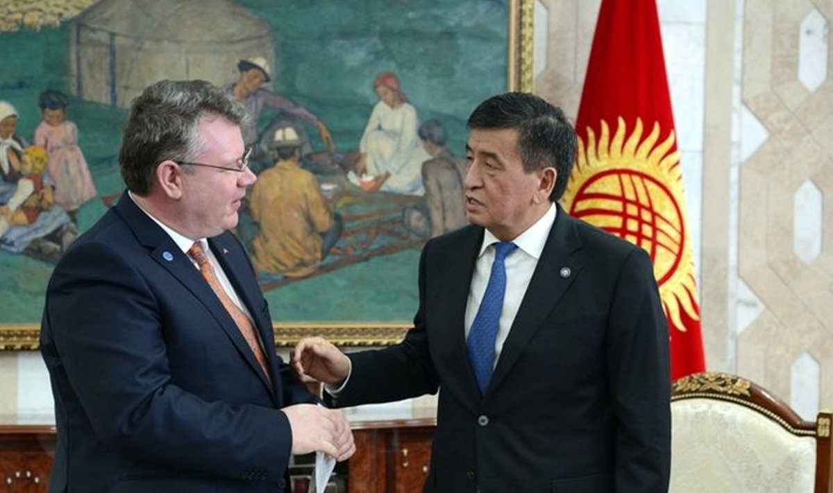 Eesti suursaadik Heiti Mäemees ja Kirgiisi Vabariigi president Sooronbay Žeenbekov