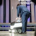 ФОТО: Упс! Эстонский робот-курьер не смог предложить министрам ЕС конфеты без помощи людей