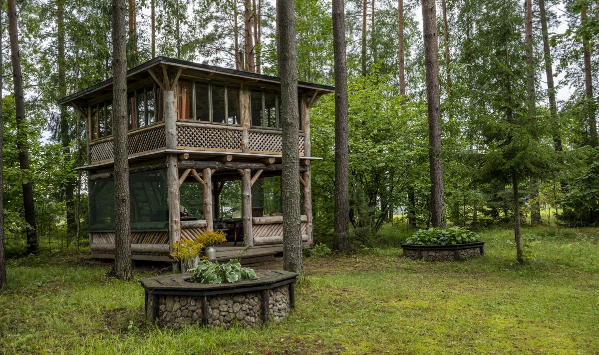 Kahekorruseline puidust lehtla on loodusega harmoonias.