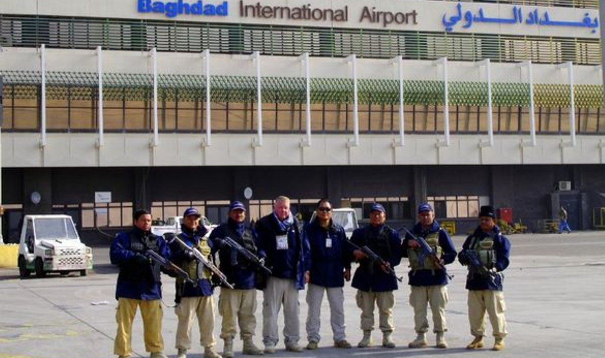 WELCOME TO IRAQ: Bagdadi rahvusvahe­lise lennuvälja eriülesannetega konsultandina töötanud Andres Sepp (keskel) poseerib koos kolleegidega.