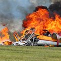 ФОТО и ВИДЕО: На авиашоу в США разбился самолет с женщиной-каскадером, вышедшей на крыло