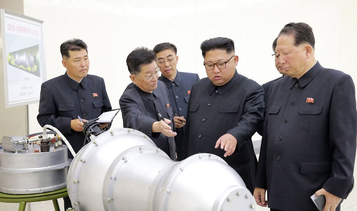 Põhja-Korea liider Kim Jong-un uurib väidetavat vesinikupommi.
