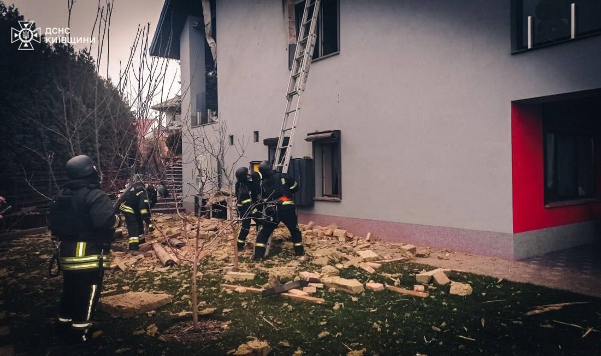 В Киевской области после российского обстрела произошло частичное разрушение частного жилого дома.