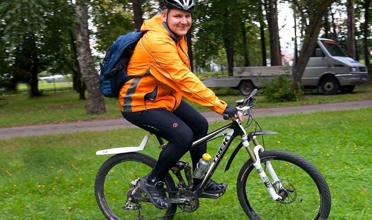 HEATEGIJA RATASTEL: Möödunud pühapäevast tuuritab Indrek jalgrattal ümber Eesti, et edastada sõnumit: puue pole takistus.