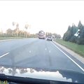 ВИДЕО: Еще один водитель рейсового автобуса чудом избежал столкновения с грузовиком во время обгона