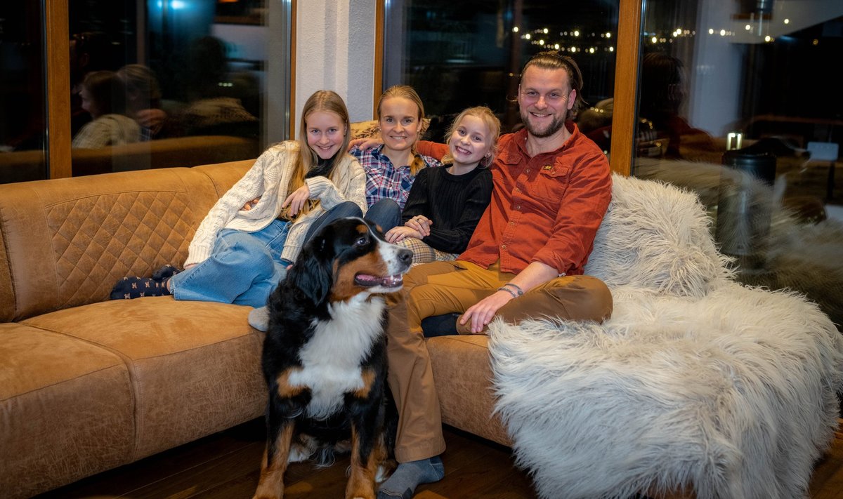 SUVEKODUS KA TALVEL (Paremalt) Marko, Eva, Kristi ja Emma ning koduvalvur Luule tahavad oma Hiiumaa koju tulla igal ajal, olgu väljas suvepäike või kõrged hanged.