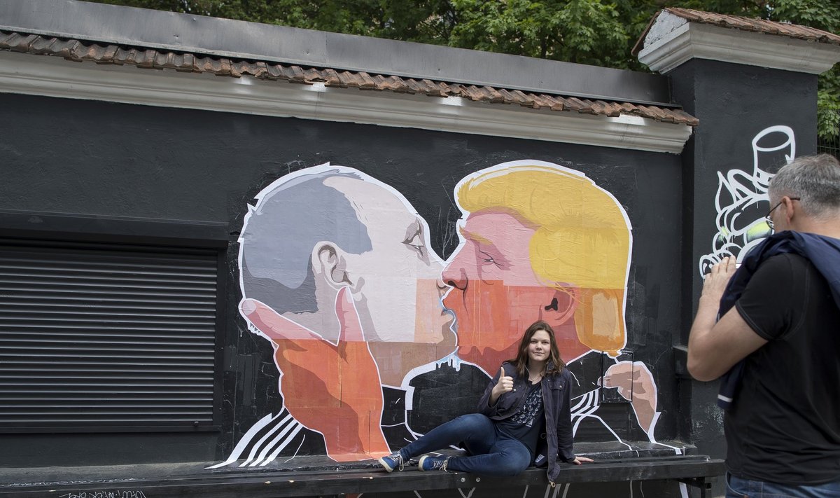 Kuna Donald Trump ja Vladimir Putin ei ole teadaolevalt kohtunud, pole neid ka ühel pildil mujal kui Vilniuse vanalinnas sõbralikus poosis müürile maalitult. 
