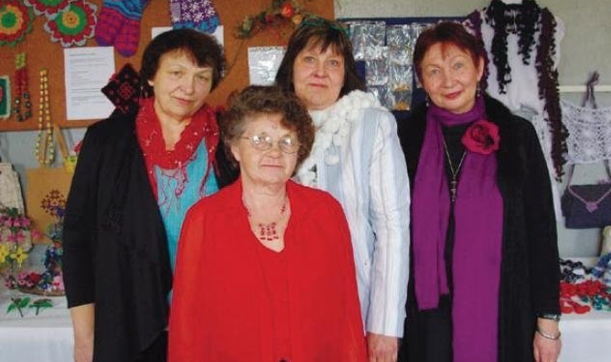 Seltsi juhatuse liikmed Valli Riimets, Olga Pank ja Riina Rullingo koos hea abilise Tiina Pajulaga
