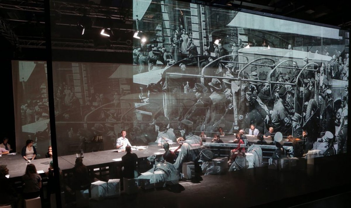 Publikule mugavat distantsi ei võimaldata. Pealtvaatajad istuvad koos näitlejatega ümber laua ning saavad oma silmaga näha dokumente ja fotosid, mille põhjal jutustatakse nelja Hitleri režiimi ohvri lood.