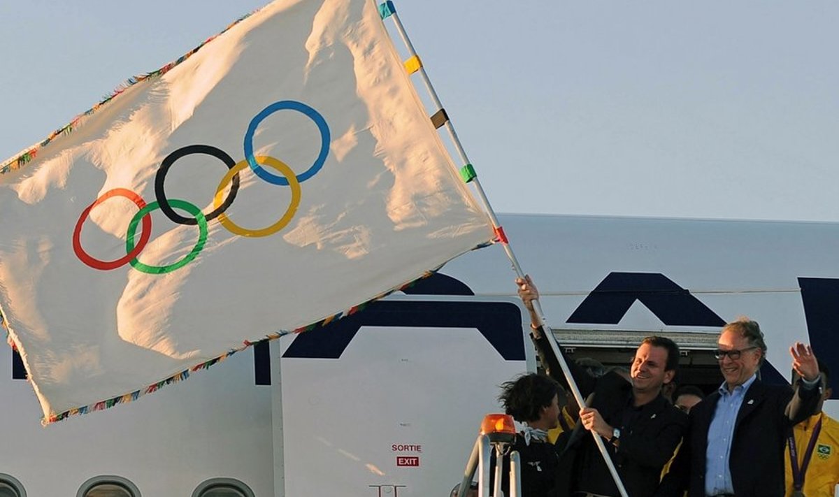 Olümpialippu lehvitab Rio de Janeiro lennujaamas Eduardo Paes