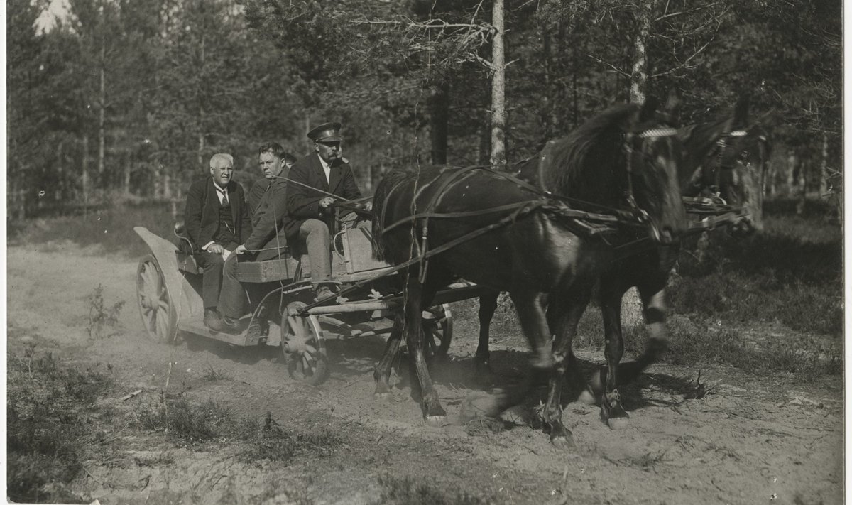 ESINDUSSÕIDUK: Riigivanem Jaan Teemant (vasakult esimene) kalessis, mida veavad Ungari valitseja Horthy kingitud hobused.