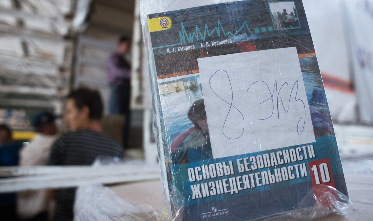 Venemaalt saabuvad „humanitaarkonvoid” pole enne kooliaasta algust unustanud varustada Donetski ja Luganski koole Moskvas trükitud õpikutega.
