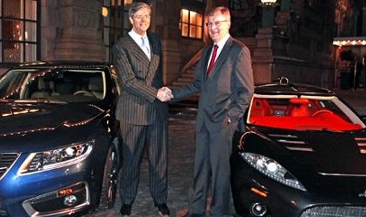 Spykeri boss Muller ja Saabi juht Jonsson lõpuks ometi põhjusega kätt surumas. Foto Bob Strong, Reuters