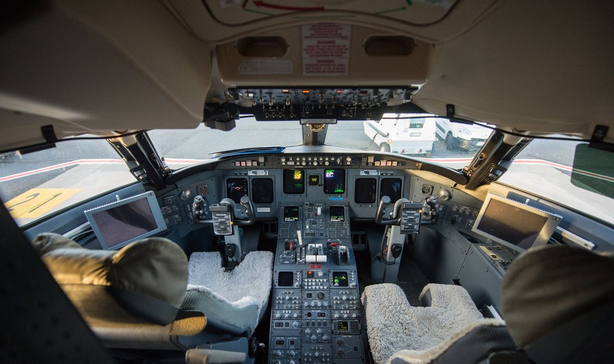 Estonian Airi lennuk Bombardier CRJ 700. Foto illustratiivne 