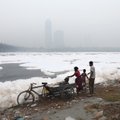 ВИДЕО | Священная река в столице Индии покрылась тоннами ядовитой пены