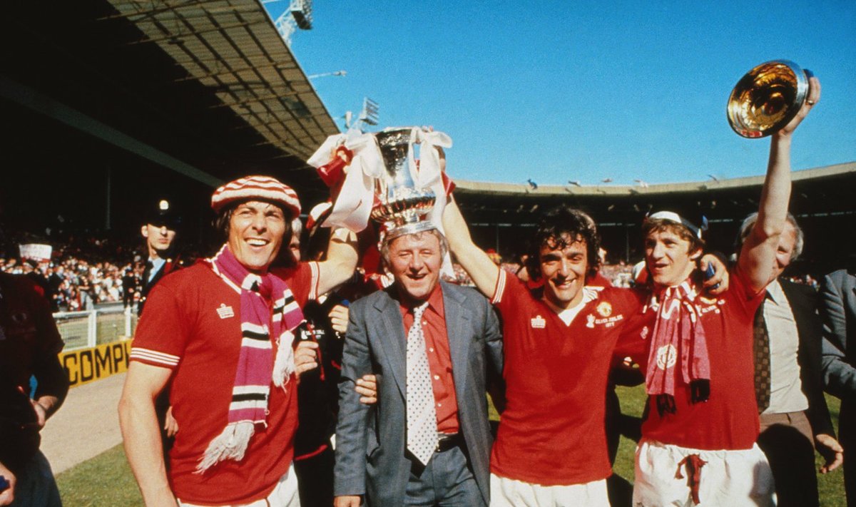 Tommy Docherty (vasakult teine) tähistamas koos Manchester Unitedi mängijatega 1977. aasta Inglismaa karikavõitu.