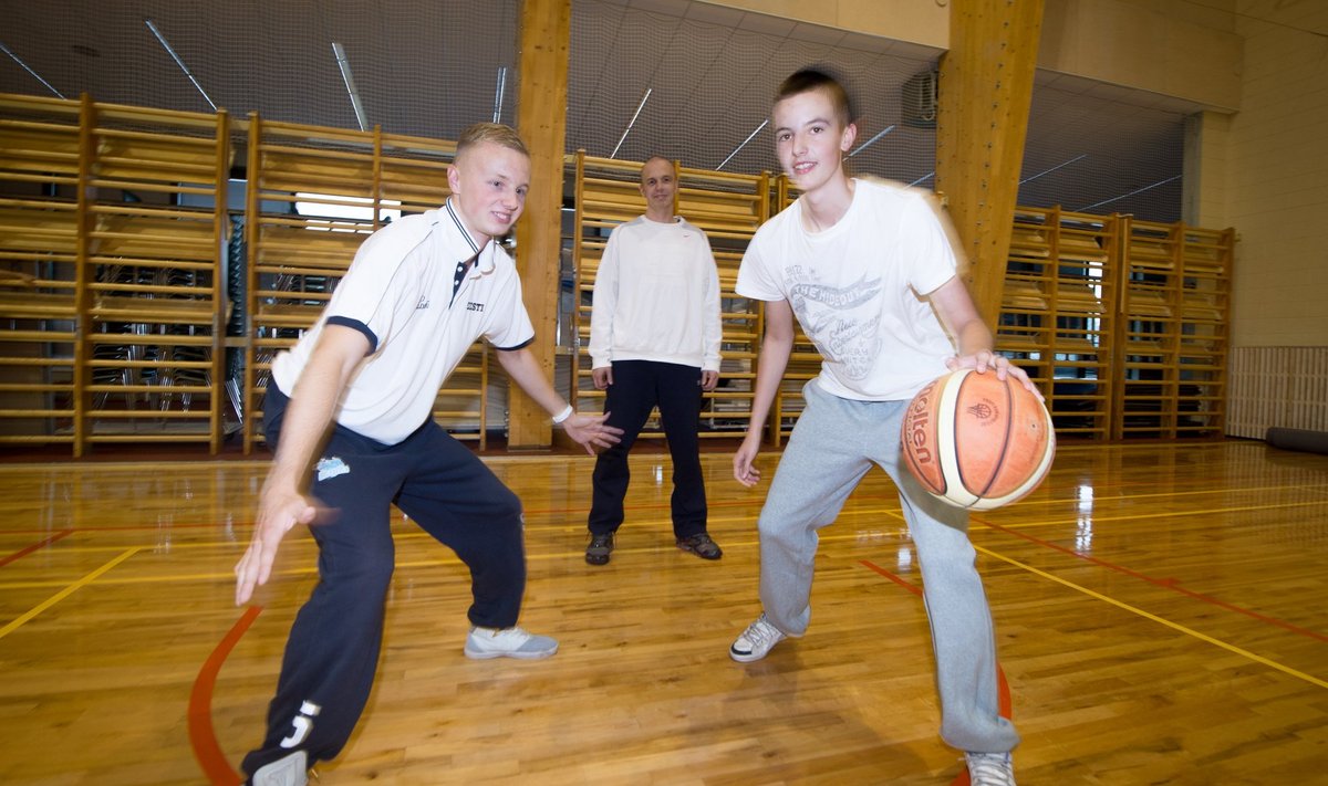 Korvpallitreener Indrek Ruut (taga) jälgib poegade Hendriku (vasakul) ja Mareki mängu.