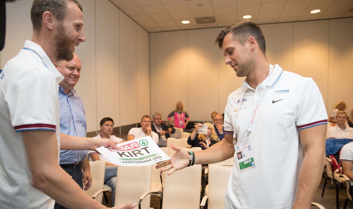 Marko Aleksejev (vasakul) annab odaviskaja Magnus Kirdile üle Amsterdami EM-i särginumbrit.