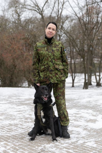 PÄÄSTEKOERAST TEENISTUSKOERAST: Rosina päästnud Liisa Kreintaal-Reitsnik on tänu koerale ka ise nüüd tegev Kaitseliidu liige. 