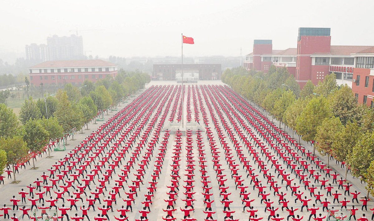 Студенты на спортивной площадке средней школы, провинция Хэнань, 18 октября 2015