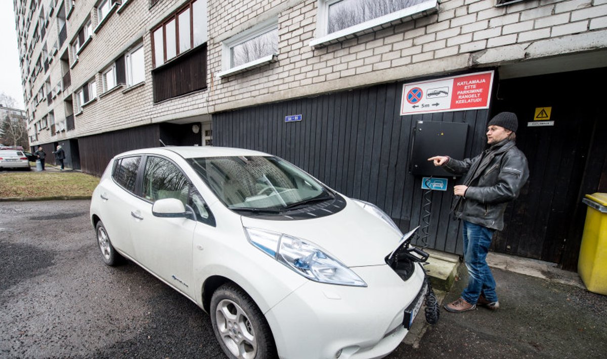 Glen Pilvre laeb oma elektriautot kortermaja külge pandud elektrikapist. Katlamaja ees ei tohi parkida tossavad sisepõlemismootoriga autod, kuid elektriauto endast ohtu ei kujuta.