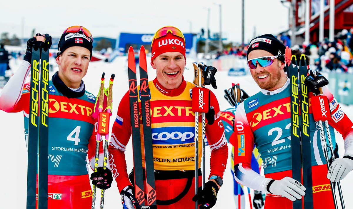 Keegi ei tea, millal suusastaarid eesotsas Aleksander Bolšunovi (keskel), Johannes Hostflot Klaebo (vasakul) ja Emil Iverseniga taas võistlusrajale pääsevad.