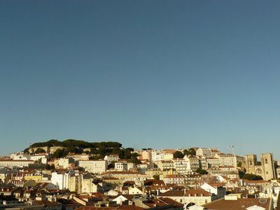 Vaade miradourolt Lissaboni kindlusele ehk castelole ja loendamatutele punastele katustele.